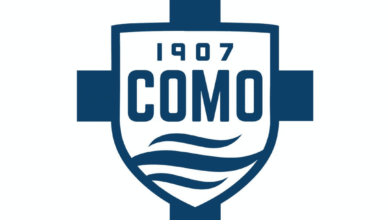 Logo of Como 1907, featuring a blue-and-white shield with the text “1907 COMO” and stylized wave lines representing Lake Como.
